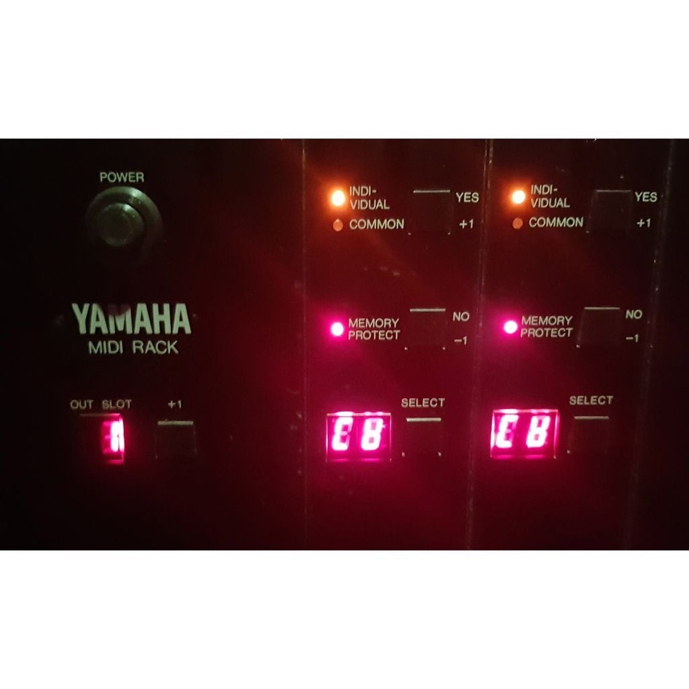 Yamaha TX-816 Synthesizer Güç Düğmesi