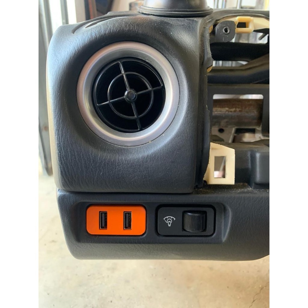Mazda MX-5 Dashboard USB Girişi Paneli görsel 3