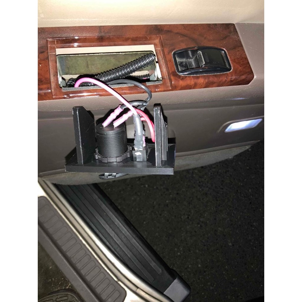Toyota Land Cruiser 80 Serisi Arka Küllük USB Paneli