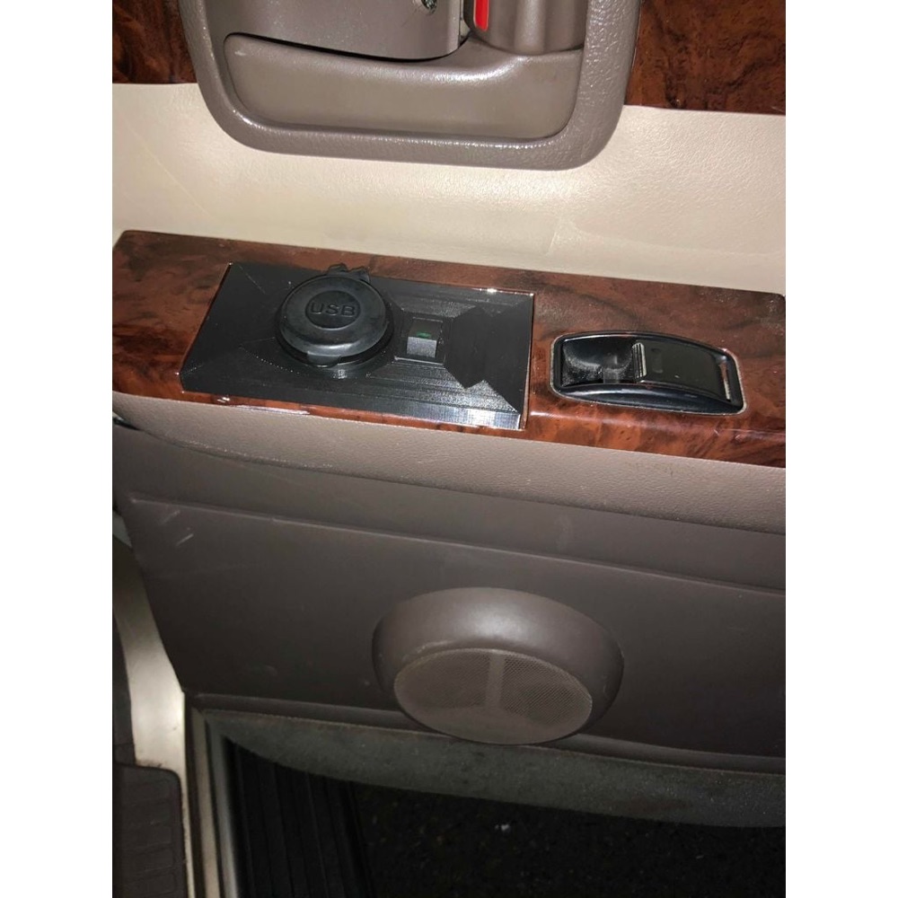 Toyota Land Cruiser 80 Serisi Arka Küllük USB Paneli görsel 2