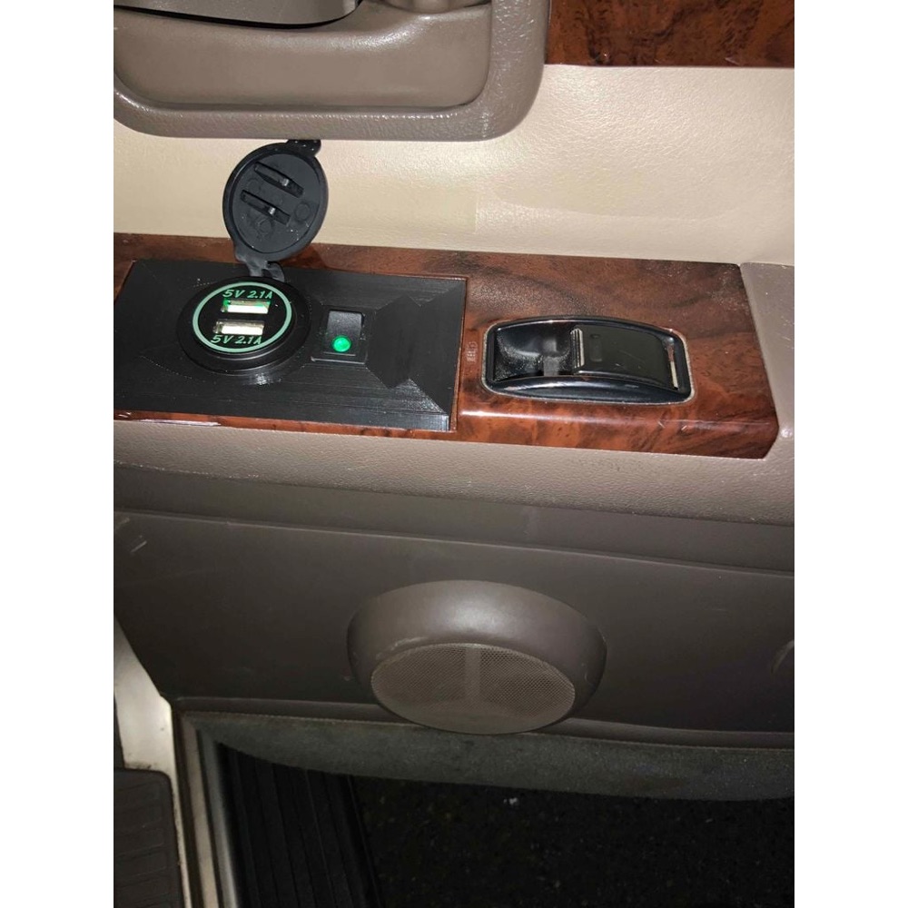 Toyota Land Cruiser 80 Serisi Arka Küllük USB Paneli görsel 3