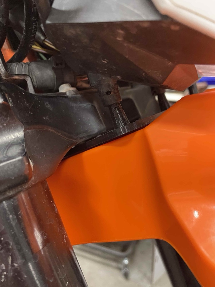 KTM 690 Enduro R için Acerbis Ön Çamurluk Adaptörü görsel 3