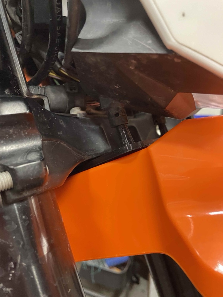 KTM 690 Enduro R için Acerbis Ön Çamurluk Adaptörü görsel 4
