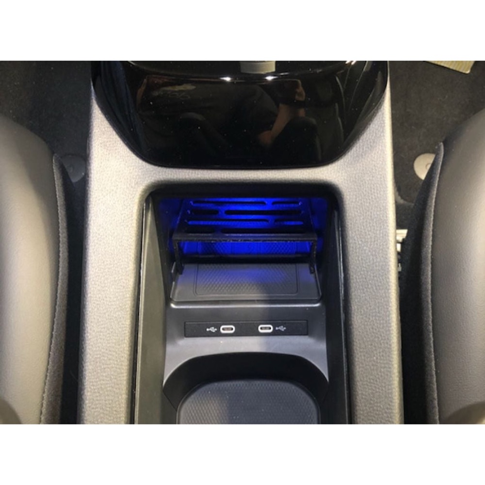 VW ID.4 Telefon Bölmesi Rafı görsel 3