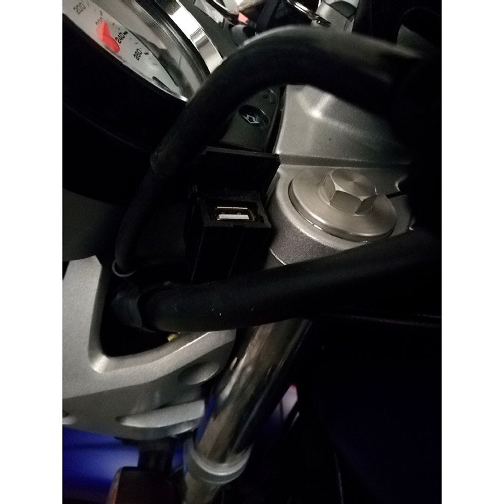 Honda Hornet Kapaklı USB Şarj Yuvası görsel 2