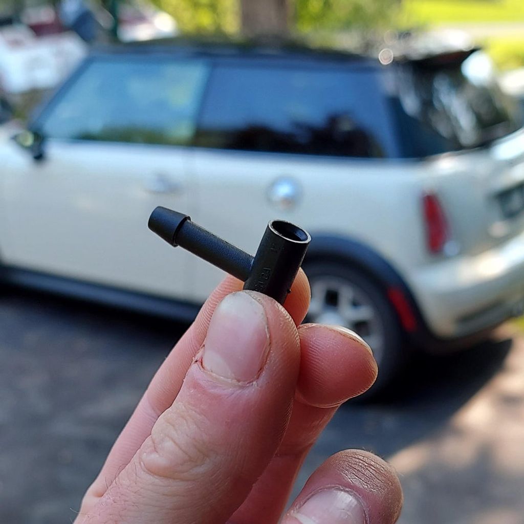 MINI Cooper R53 Ön Cam Yıkama Nozul Açı Parçası