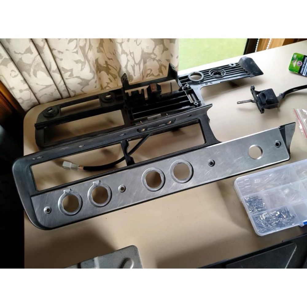 Toyota Hilux 80 Orta Göğüs Trimp Kapağı görsel 4