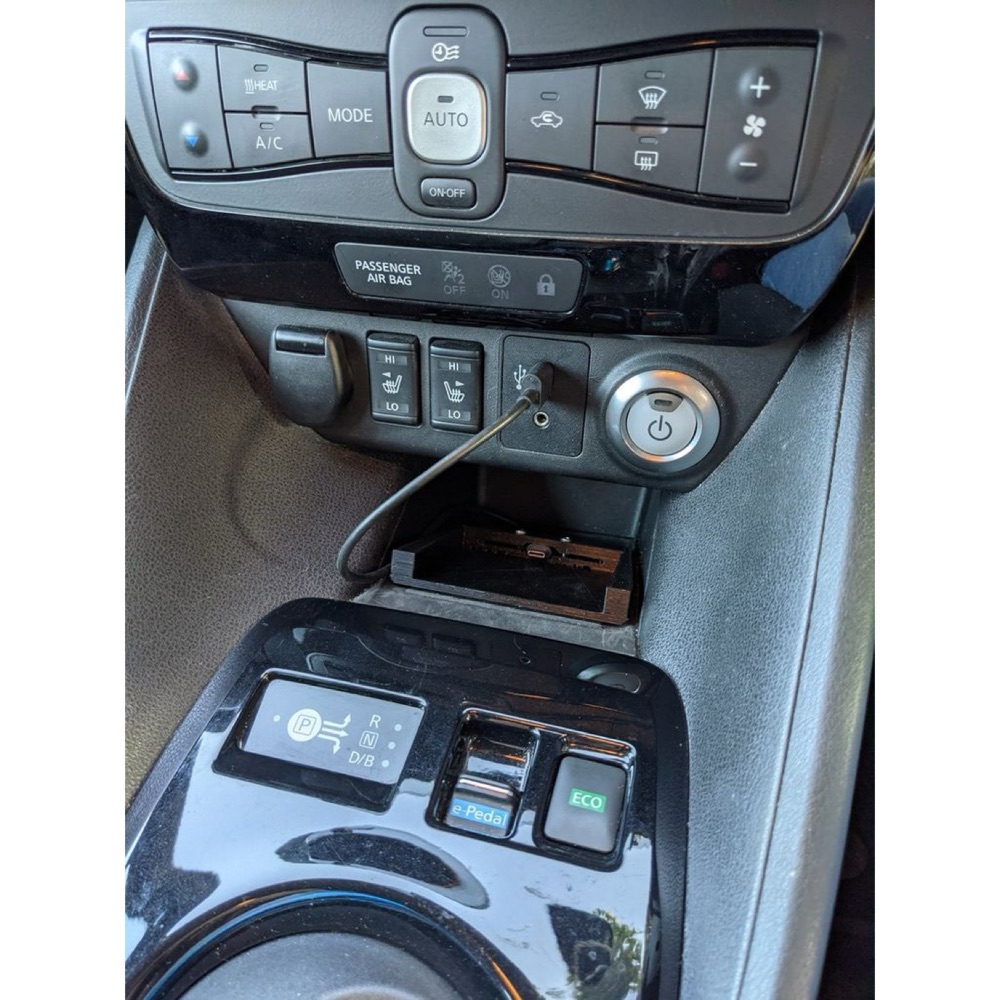 Nissan Leaf telefon yuvası (2018-2021) görsel 2
