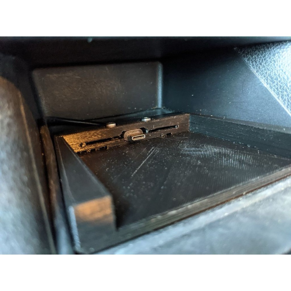 Nissan Leaf telefon yuvası (2018-2021) görsel 3