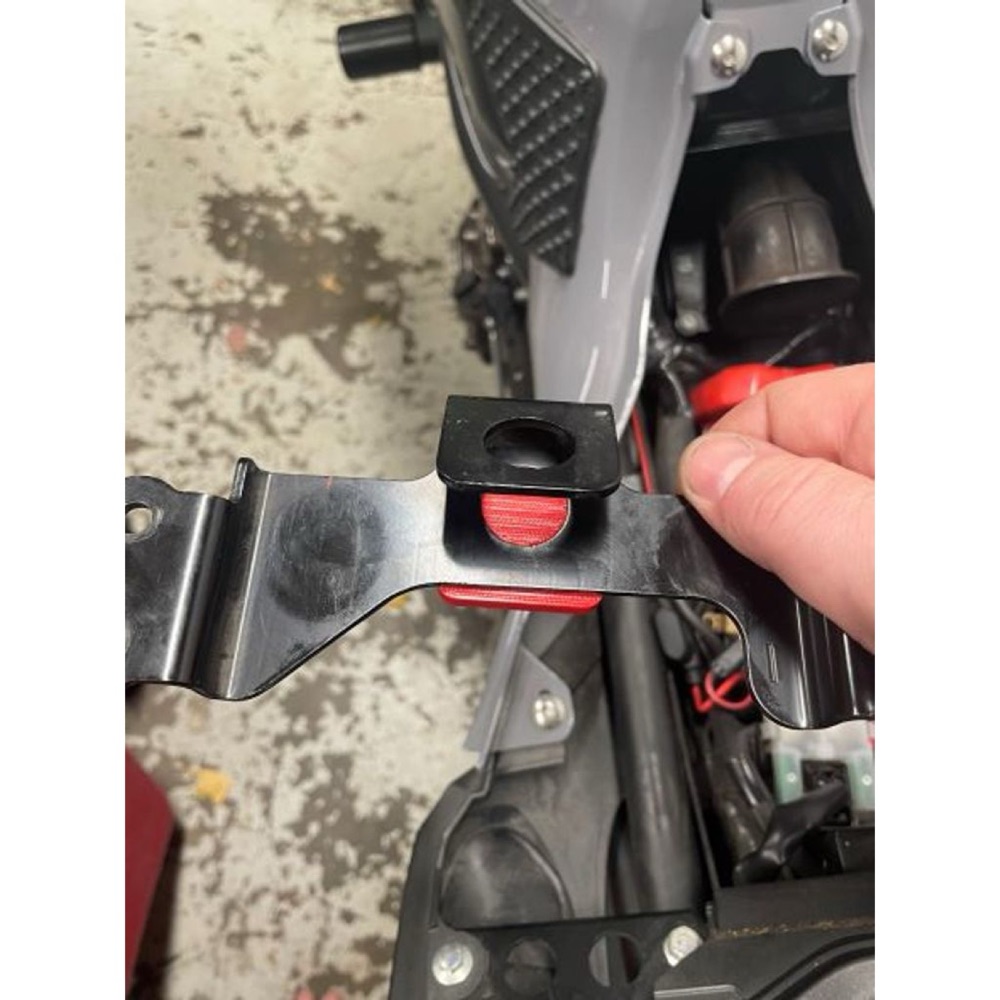 Yamaha FZ-07 Akü Sabitleme Kelepçesi görsel 2