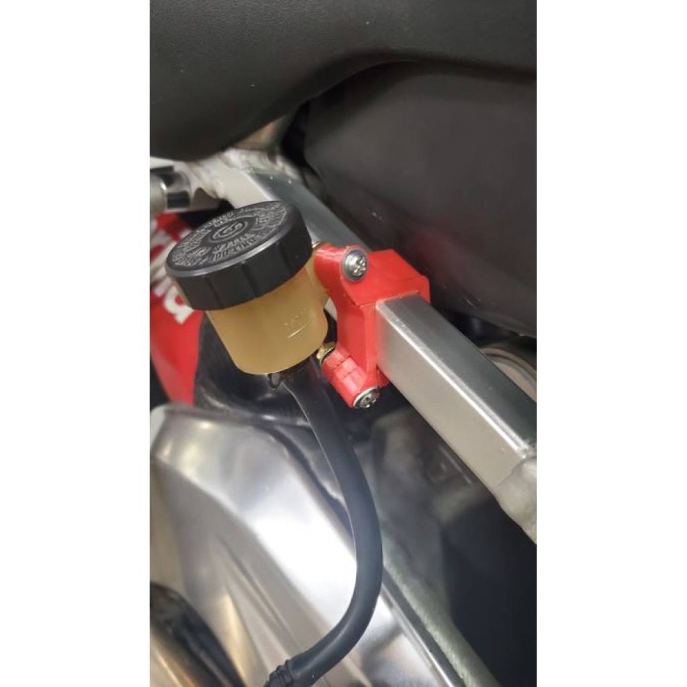 Aprilia RSV Gen2 Arka Rezervuar Tutucu