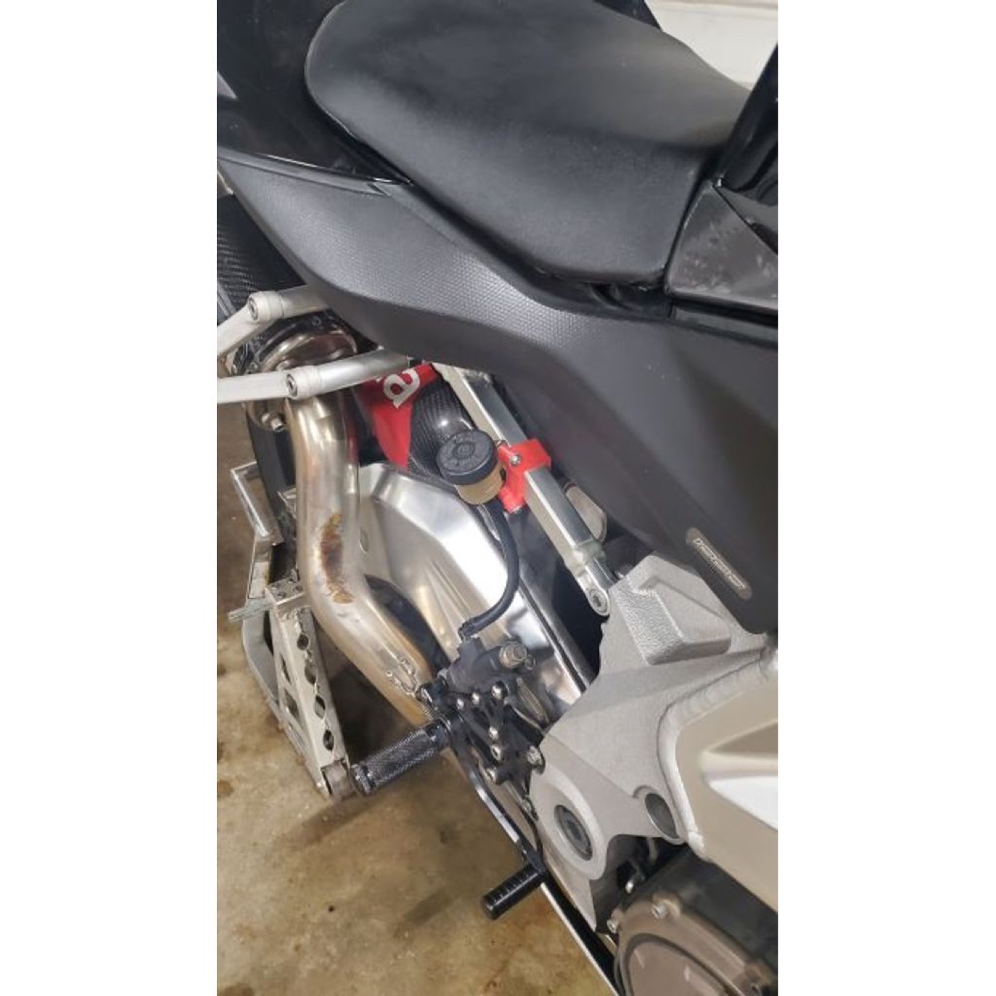 Aprilia RSV Gen2 Arka Rezervuar Tutucu görsel 2