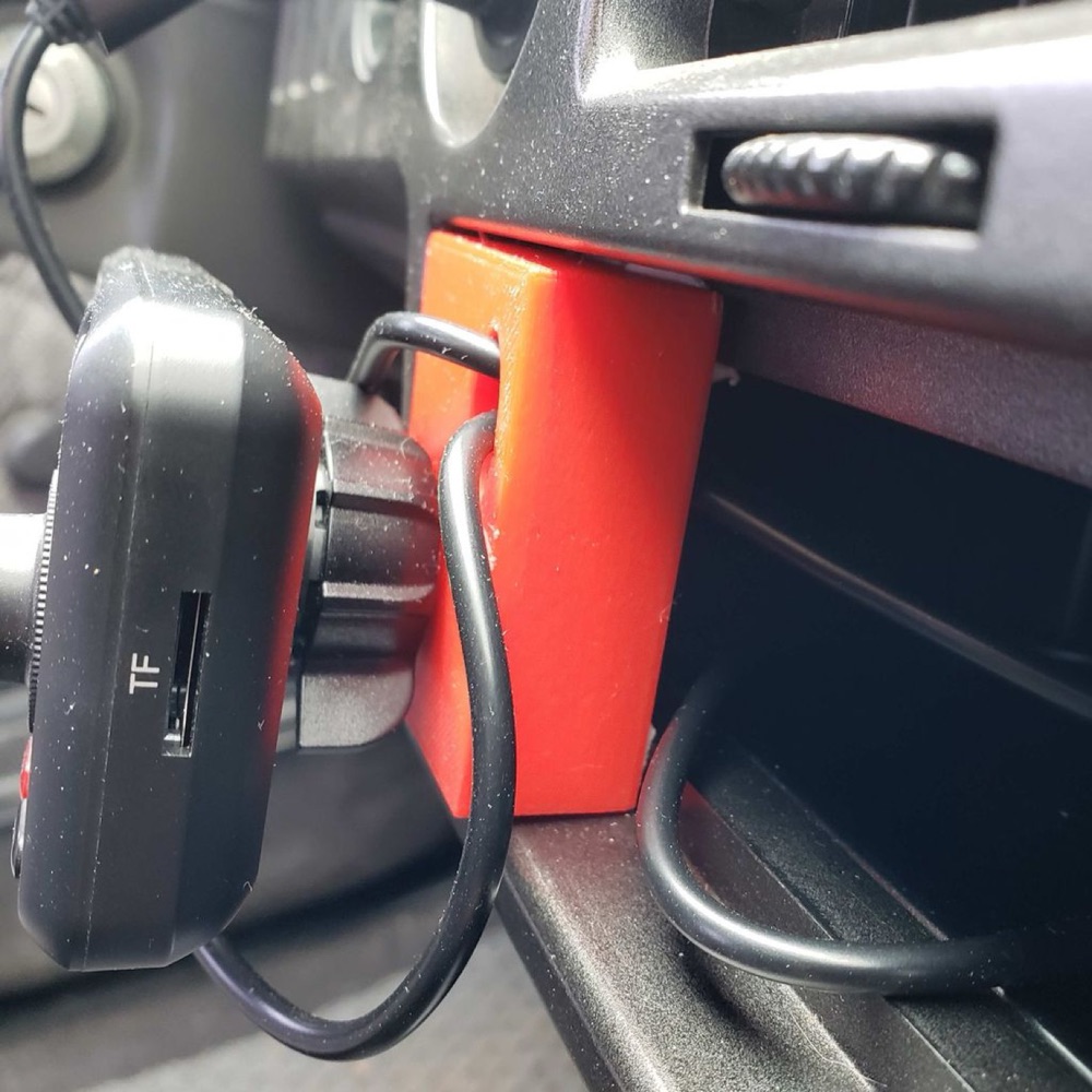 Mazda B2200 FM Verici Yuvası