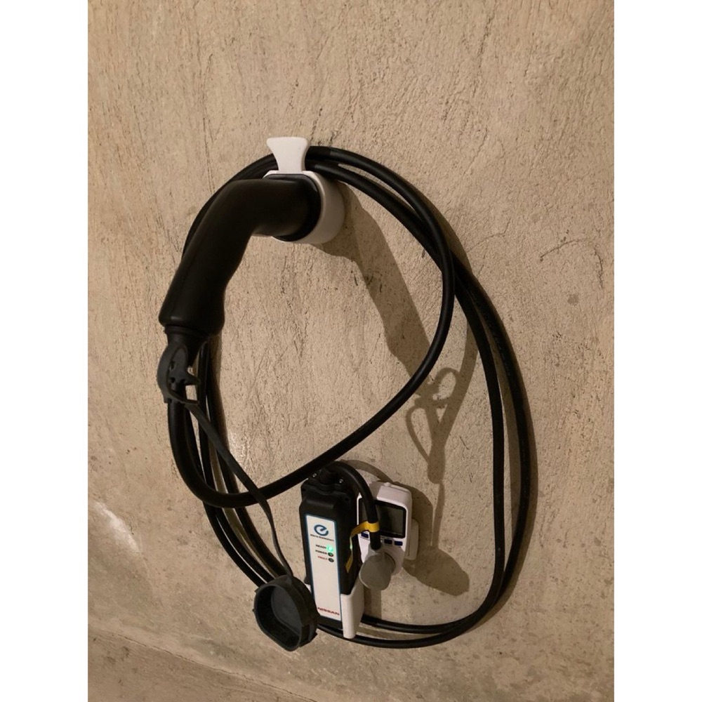 Nissan Leaf şarj fişi ve IEC 62196 Tip 2 tutucu