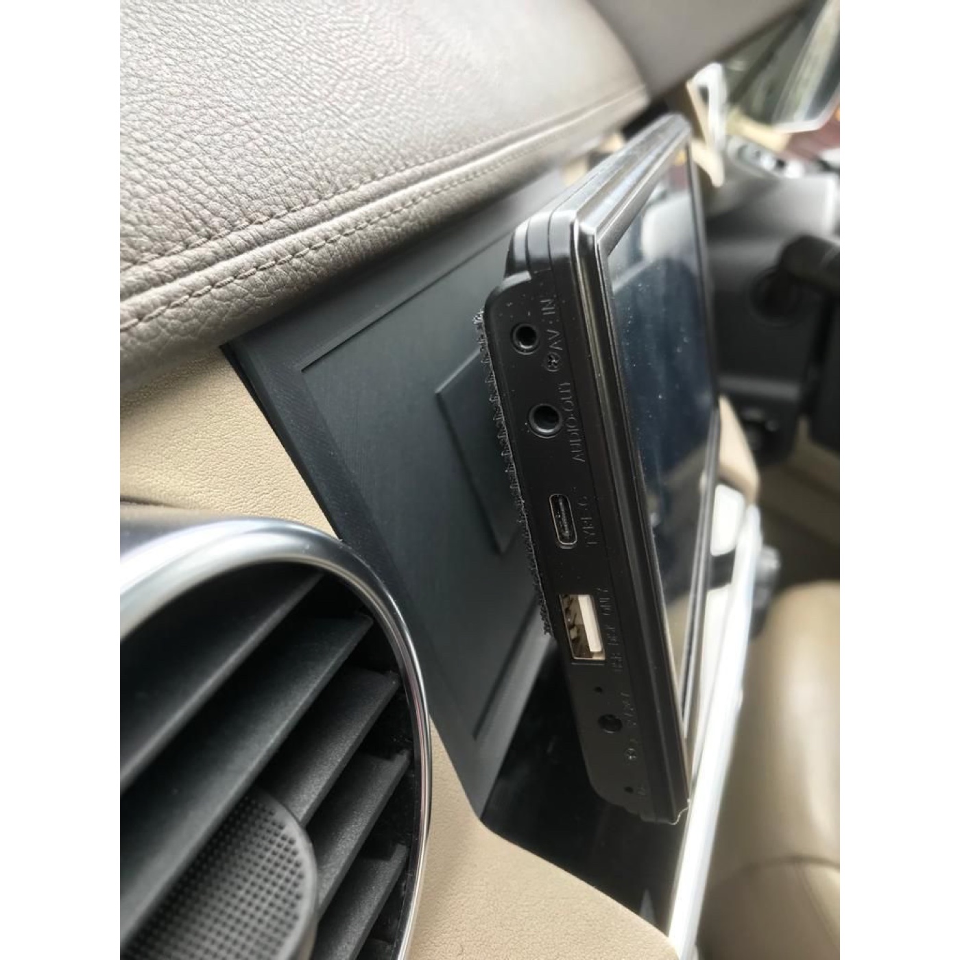 Land Rover LR4 Navigasyon Cihazı Tutucu görsel 2