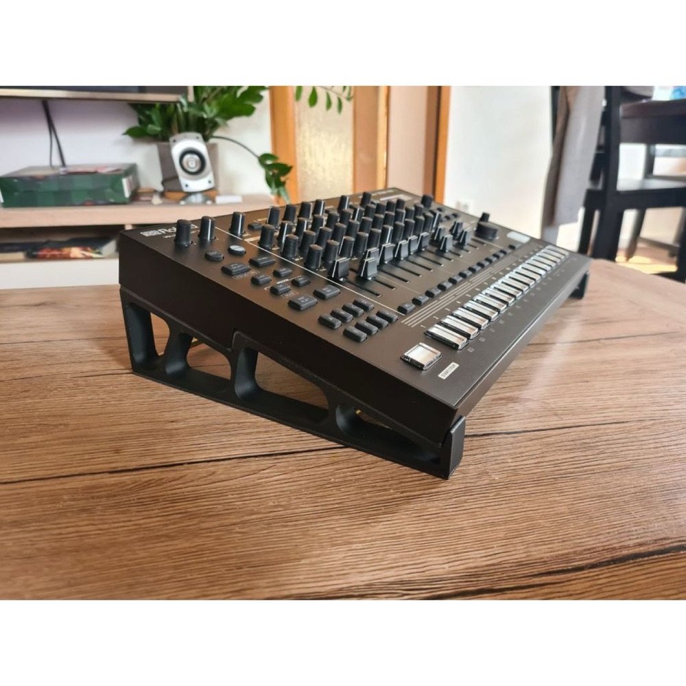 Roland TR-8S Masaüstü Standı