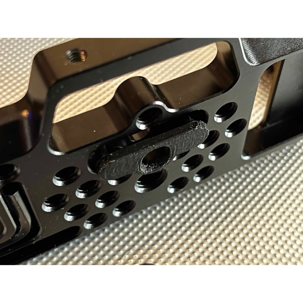Blackmagic Pocket — SmallRig Kafes Alt Kelepçe Plakası (Yedek Parça)