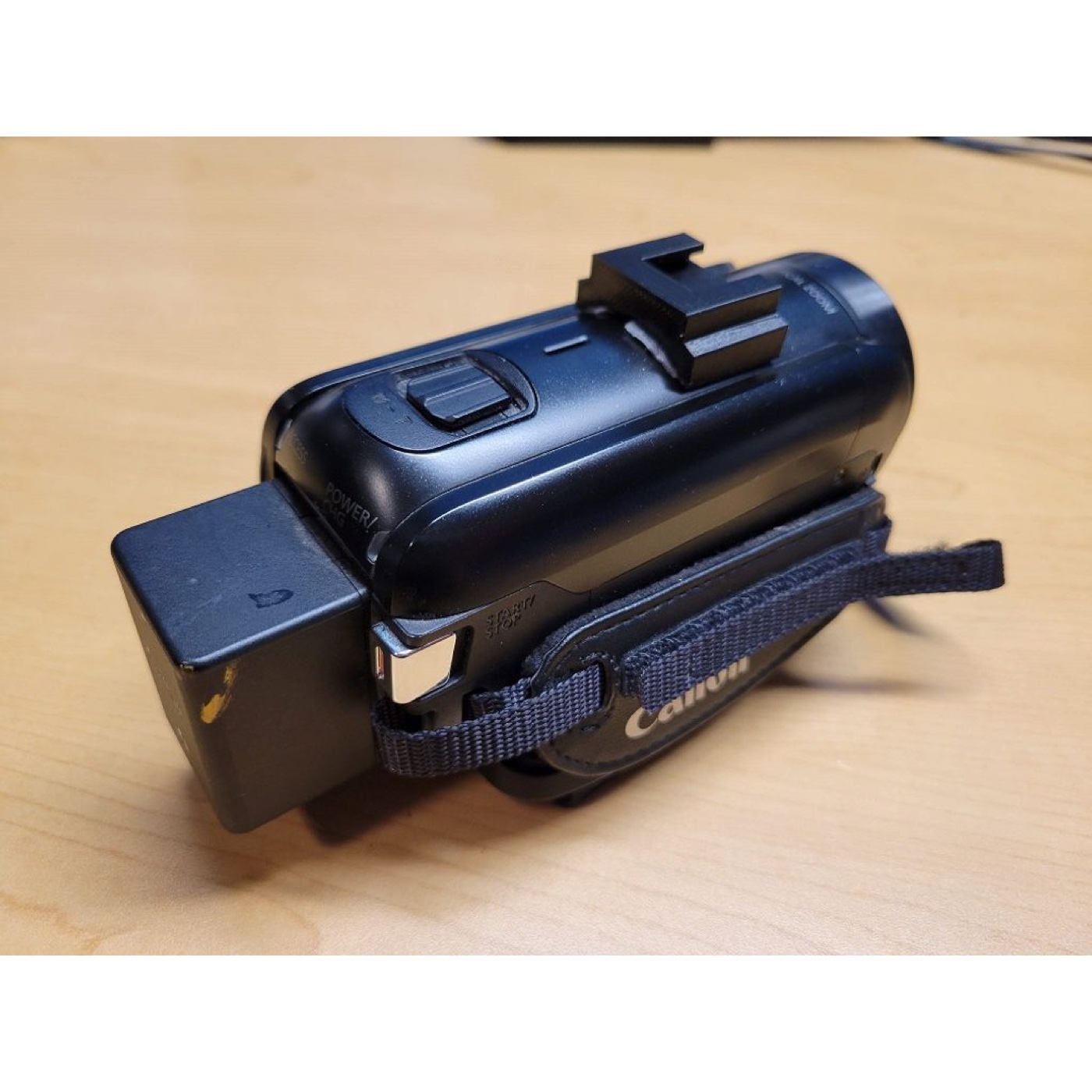 Canon Vixia HF R800 için Yapışkan Soğuk Ayakkabı (Cold Shoe) Montajı