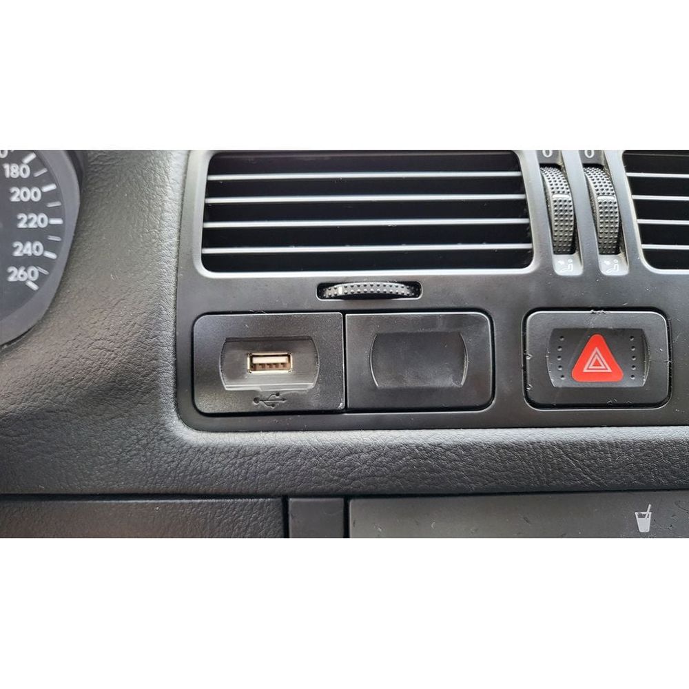 Volkswagen Golf USB Girişli Kapak