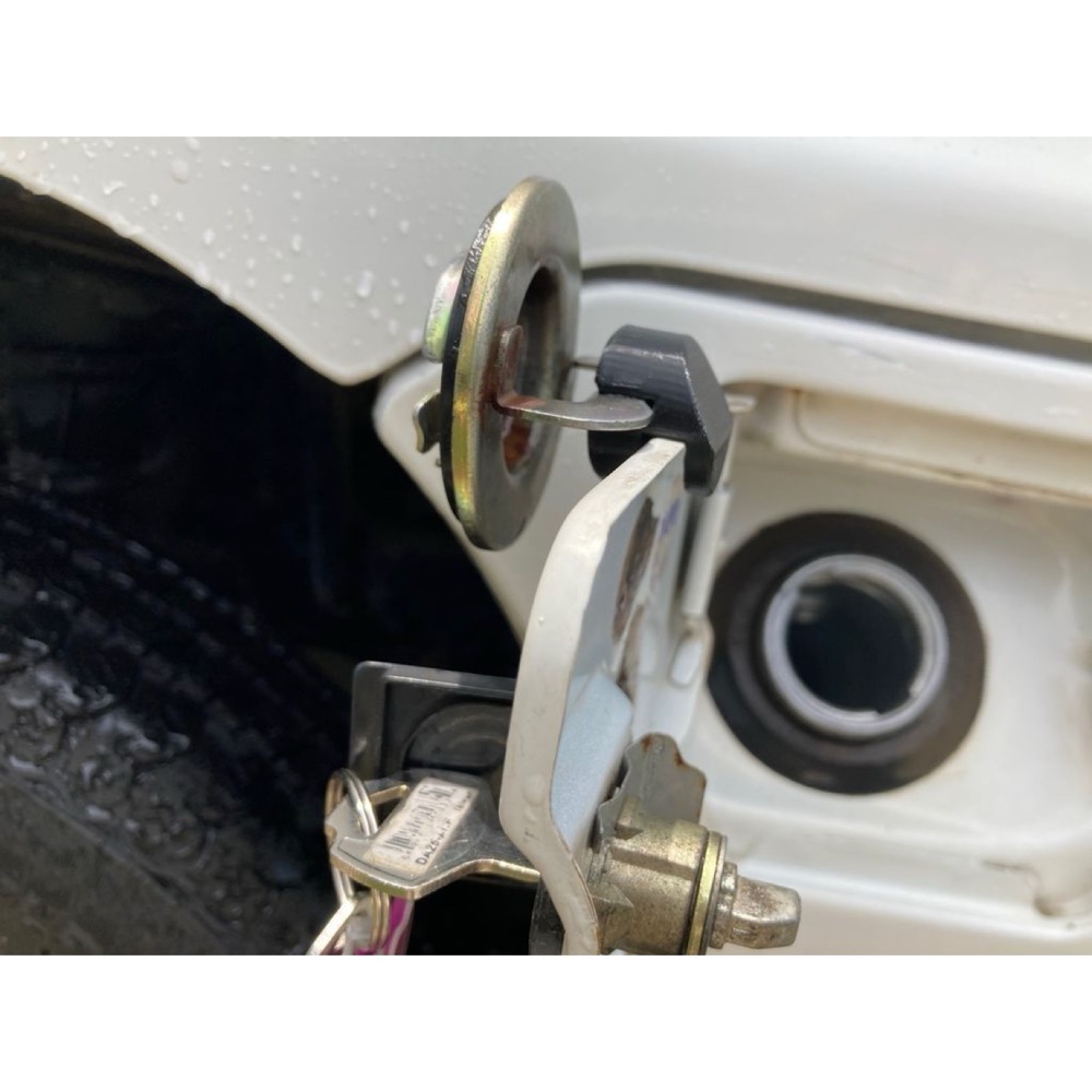 Subaru Sambar Yakıt Kapağı Tutucu görsel 2