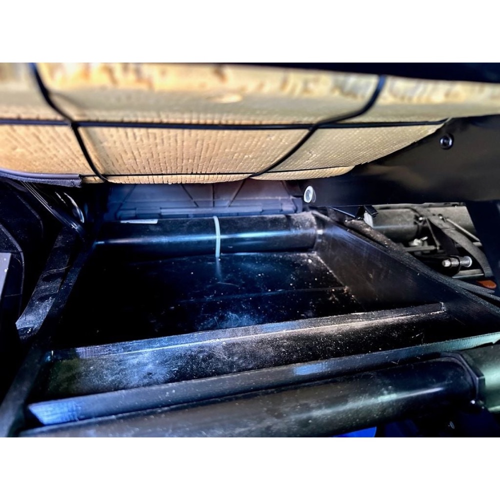 VW T5/T6 Üçüncü Koltuk Altı Bölme görsel 3