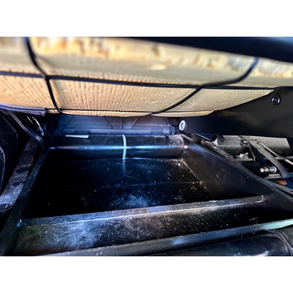 VW T5/T6 Üçüncü Koltuk Altı Bölme görsel 4