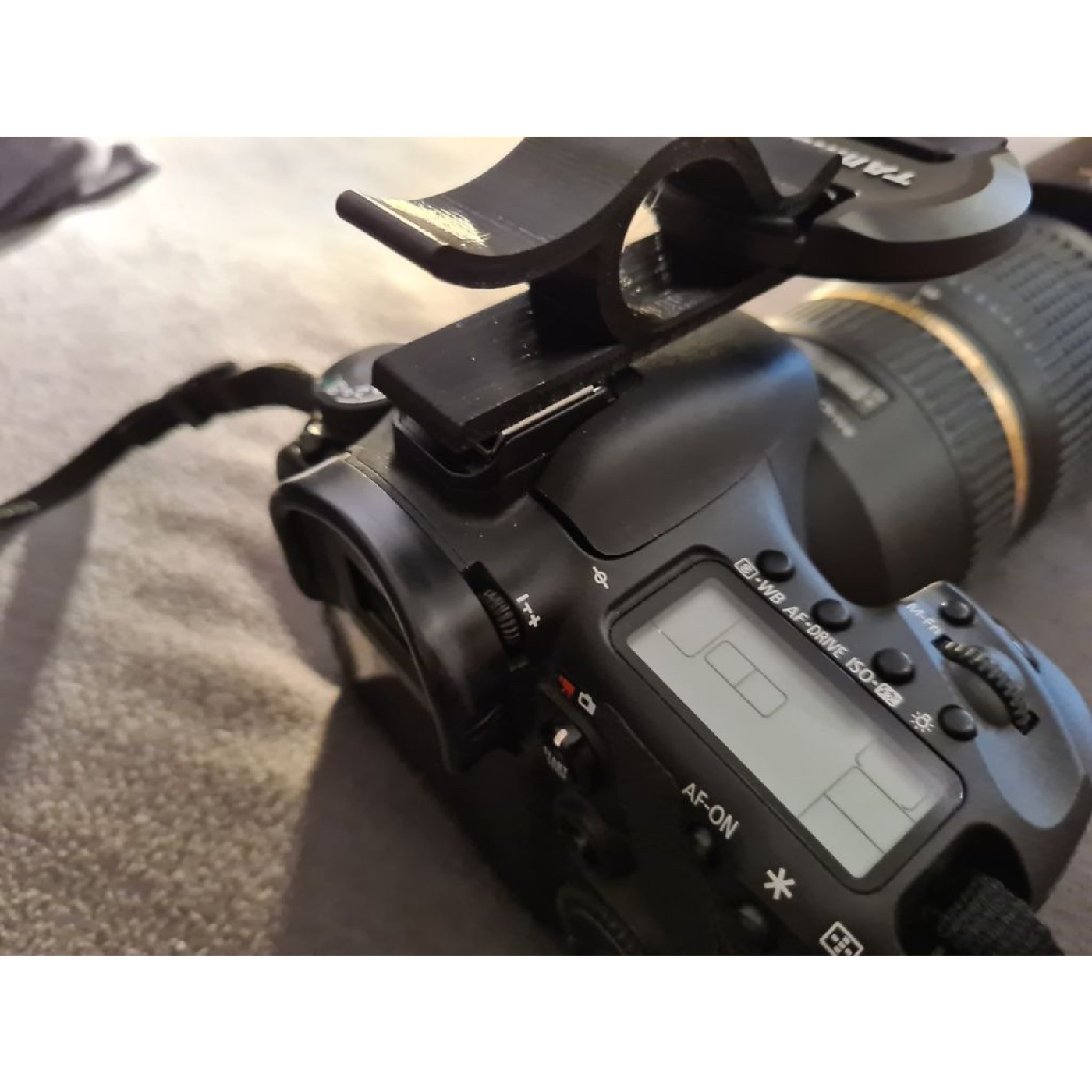 Flaş Kızağına (Hotshoe) Takılan Evrensel Lens Kapağı Tutucusu görsel 4