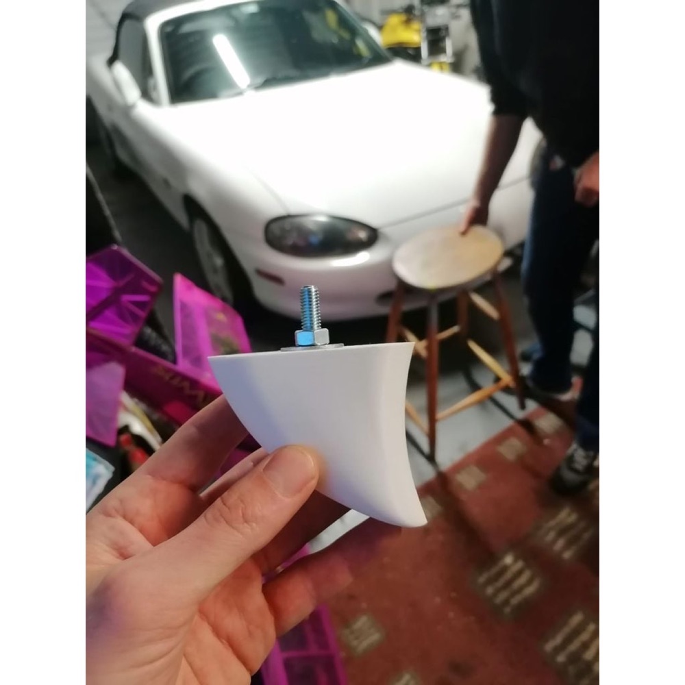 Mazda Miata Cadılar Bayramı Temalı Menfez Diş Kapağı