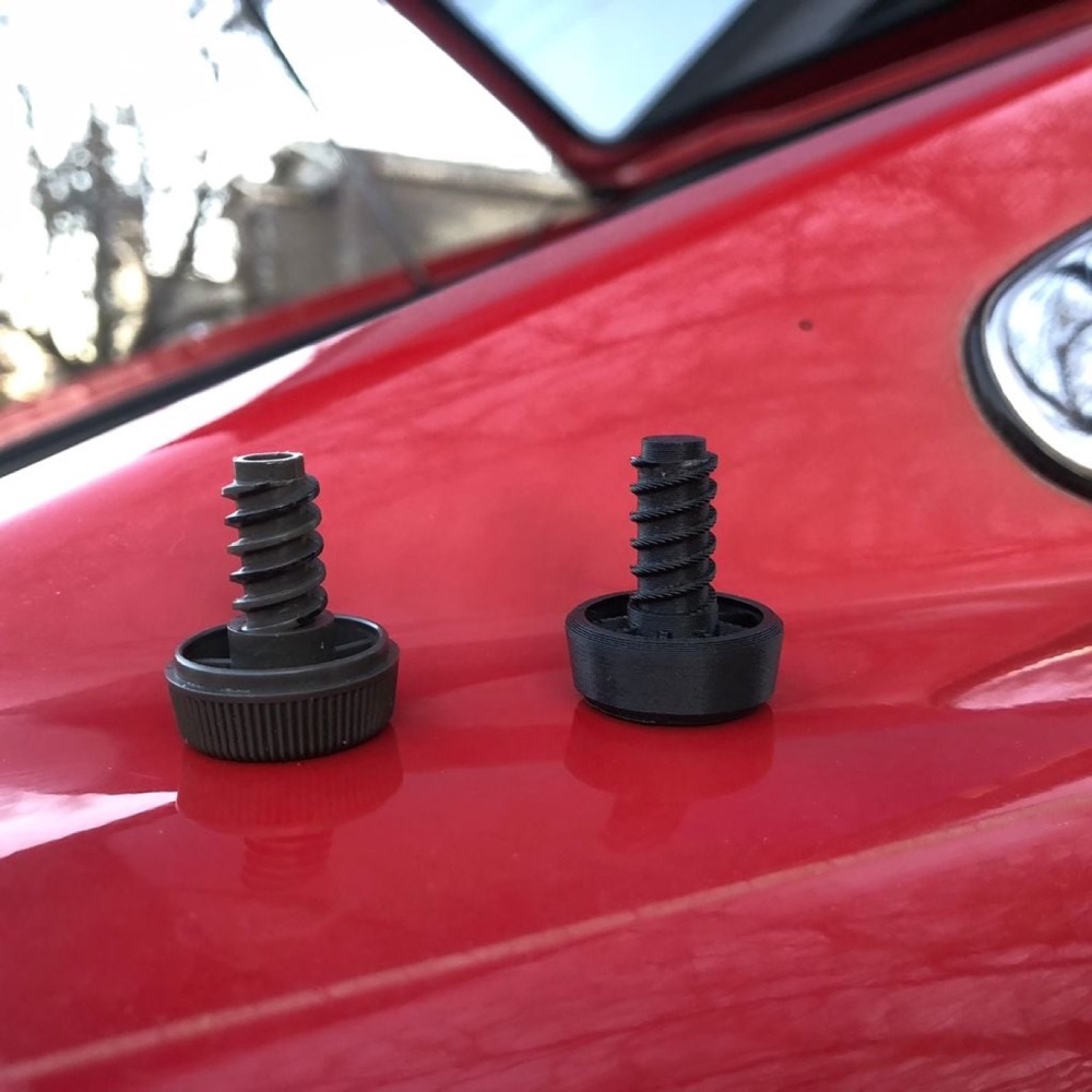 Nissan 300ZX (Z31) yedek lastik paneli vidası