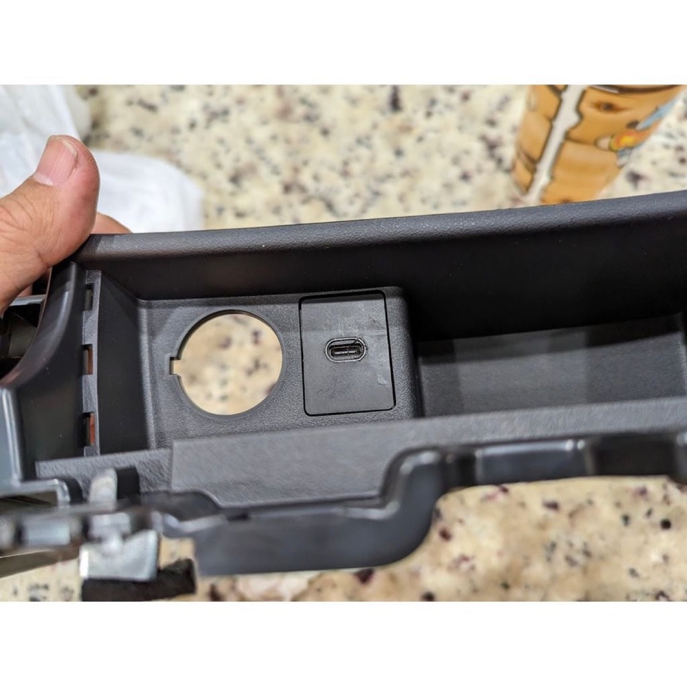 Mazda MX-5 NC USB-C / Aux Giriş Kapağı
