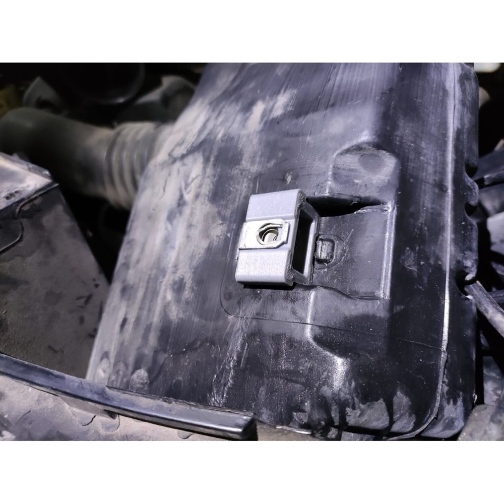 Nissan Armada/Titan cam suyu deposu braketi görsel 2