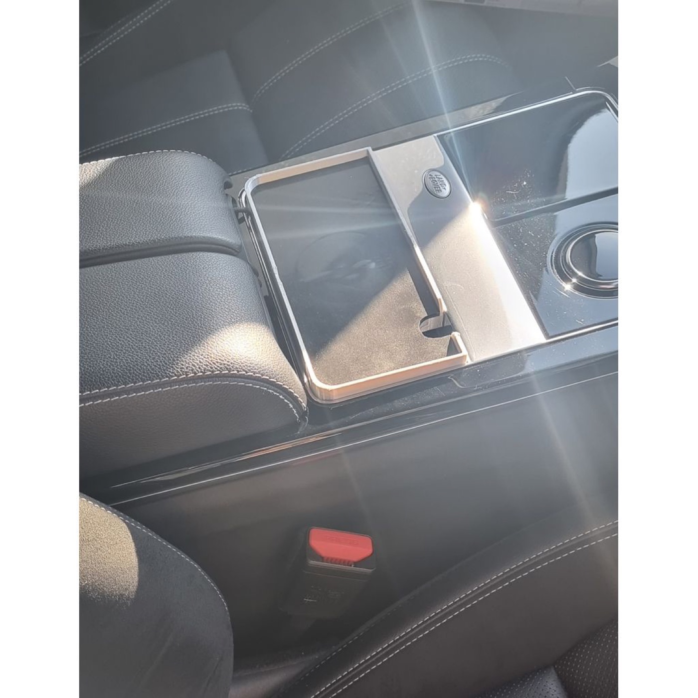 Range Rover Velar Kablosuz Şarj Adaptörü