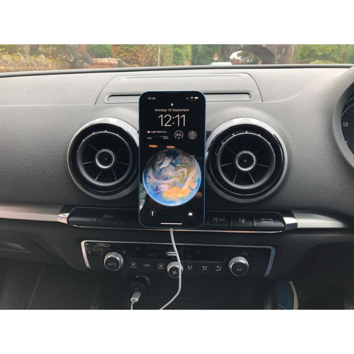 Audi A3 MagSafe Telefon Şarj Tutucusu görsel 3
