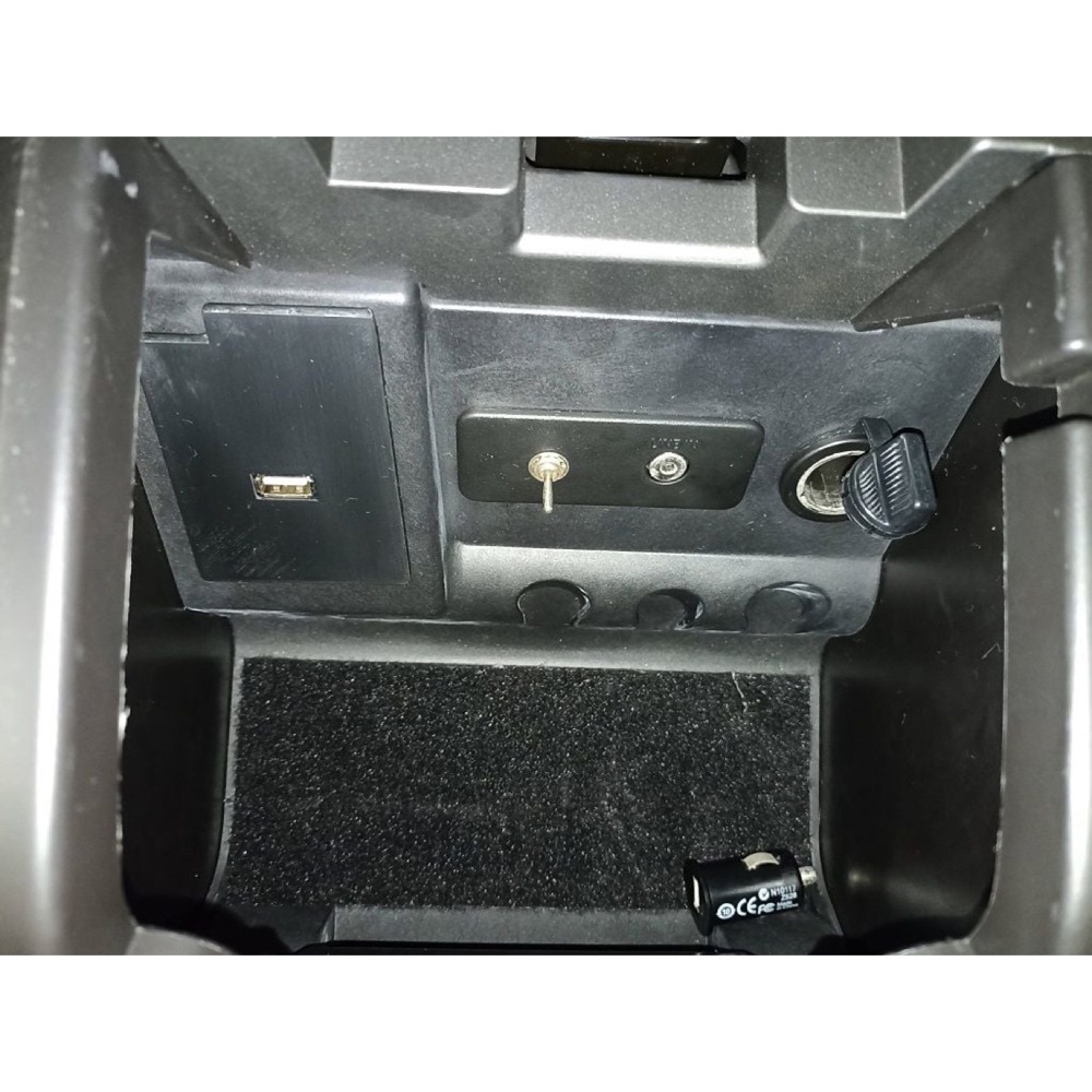Ford Mustang (2005-2014) USB Güç Çıkışı Kapağı