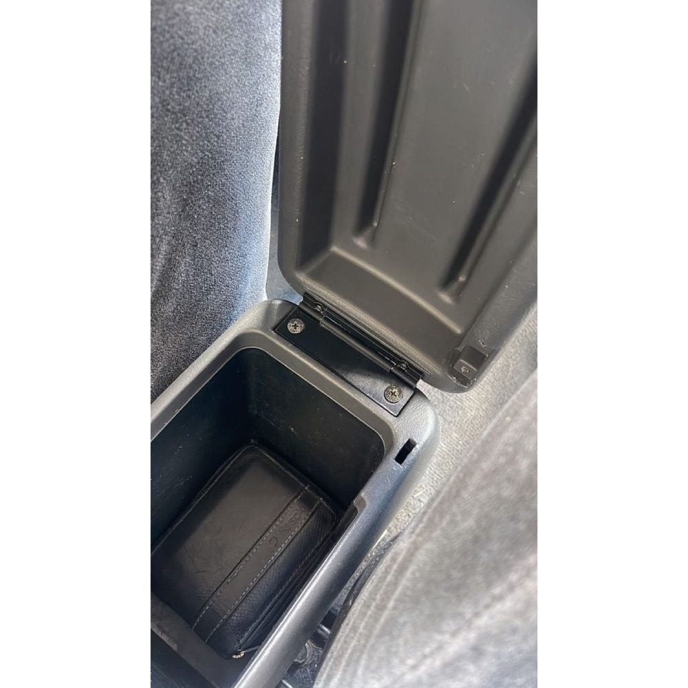 Mitsubishi Lancer / Colt / Mirage konsol kapak menteşesi
