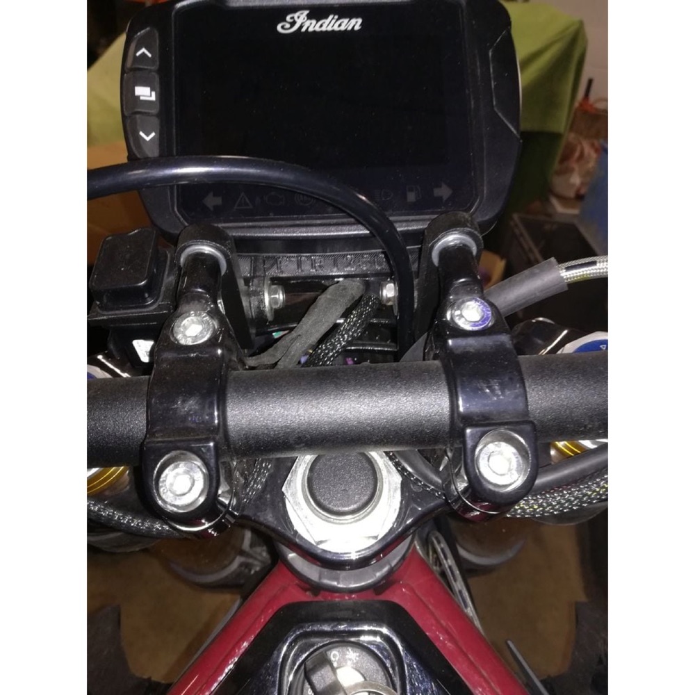 Indian FTR1200 Gösterge Paneli Yükseltme Braketi görsel 2