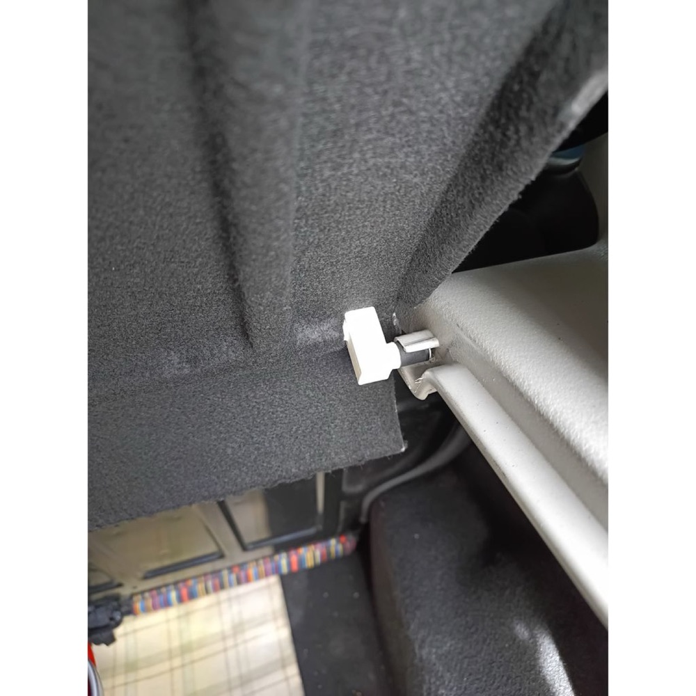 VW Fox Bagaj Kapağı Montaj Braketi görsel 2