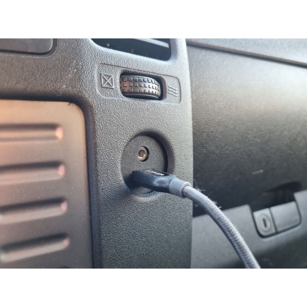Nissan Navara/Frontier USB-AUX adaptörü görsel 4