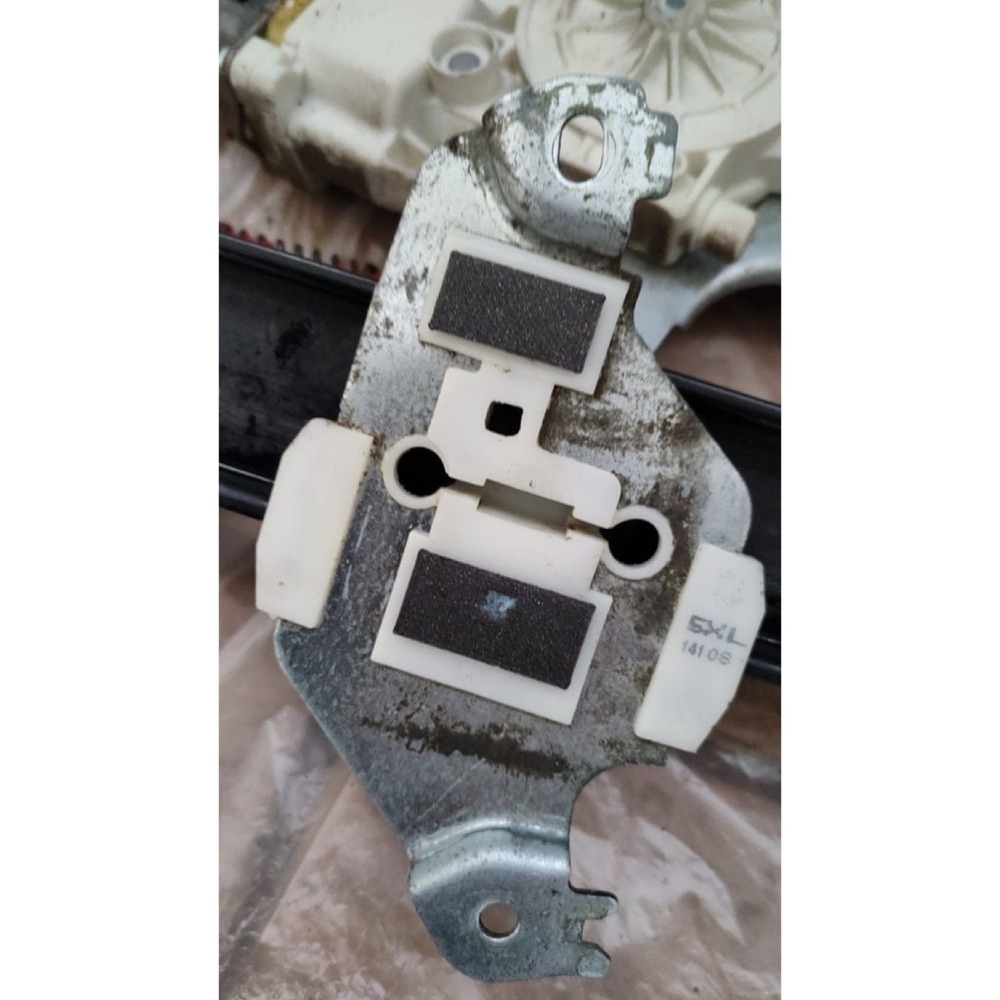Nissan Micra K12 kapı camı desteği görsel 3