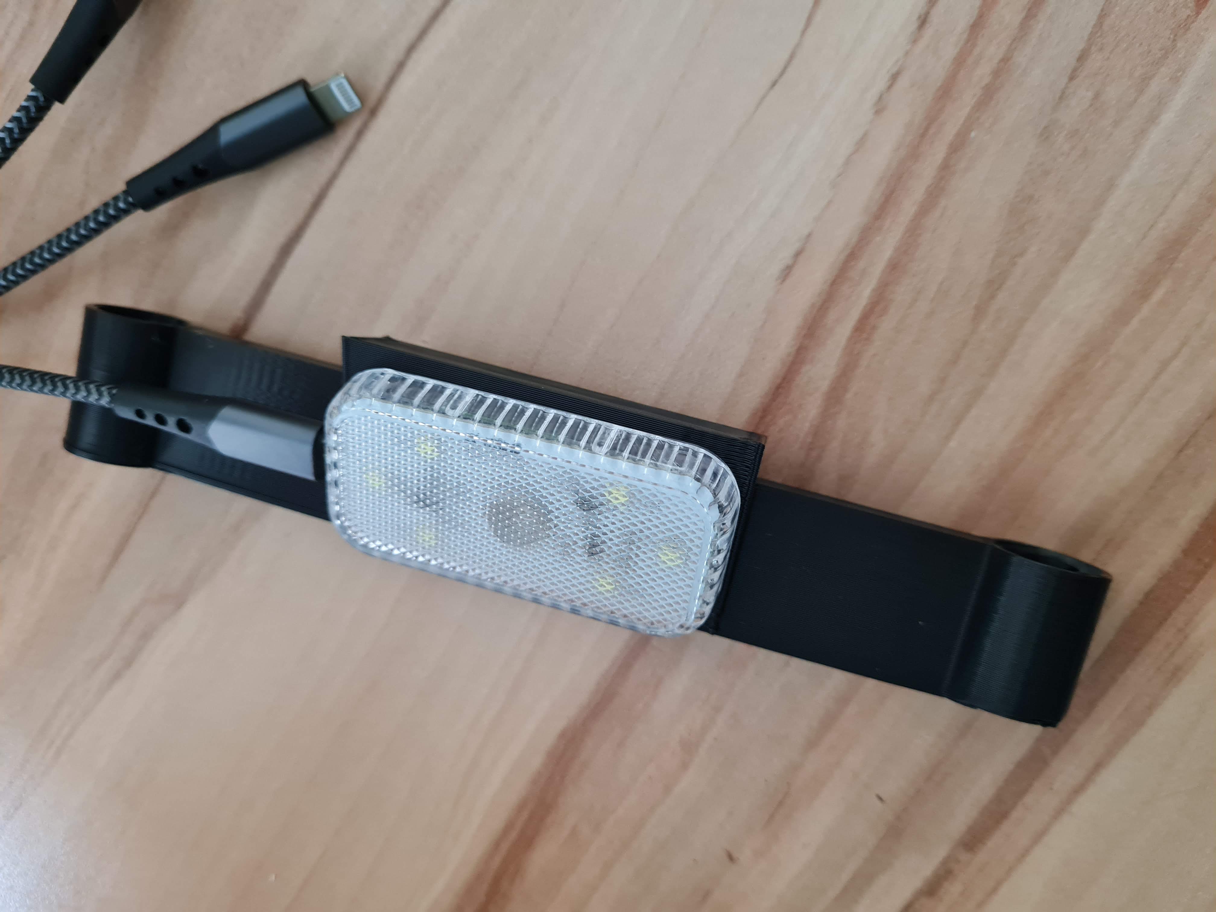 MG4 Arka Koltuk Işık Tutucusu görsel 2