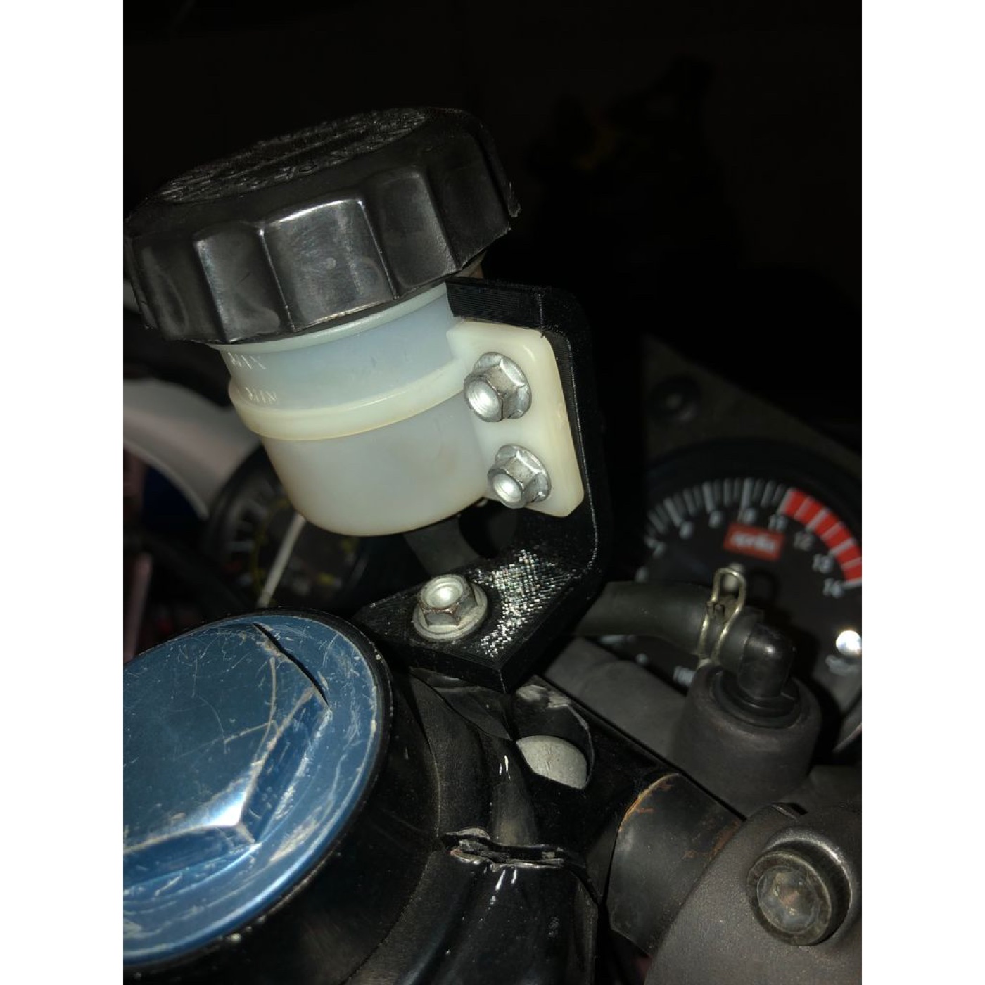 Aprilia RS125 Ön Fren Şişesi Desteği görsel 2