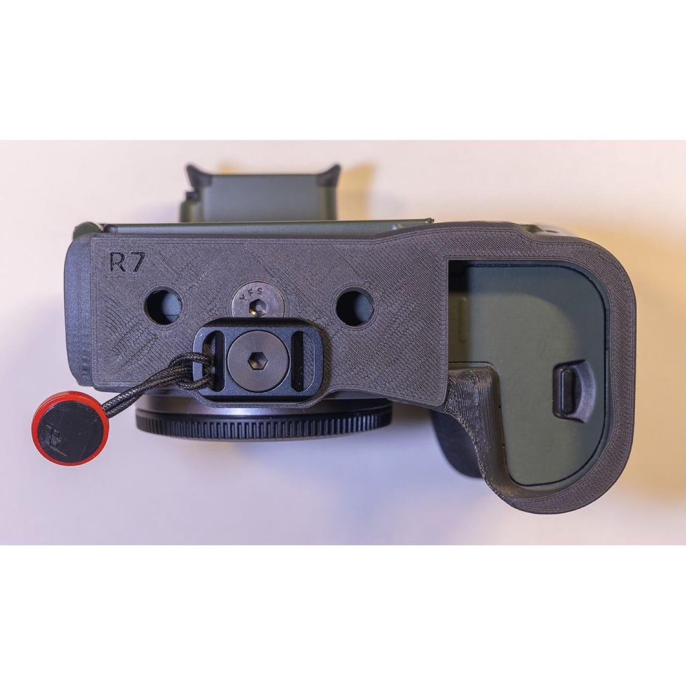 Canon R7 için Tutuş Uzatma Eklentisi görsel 4