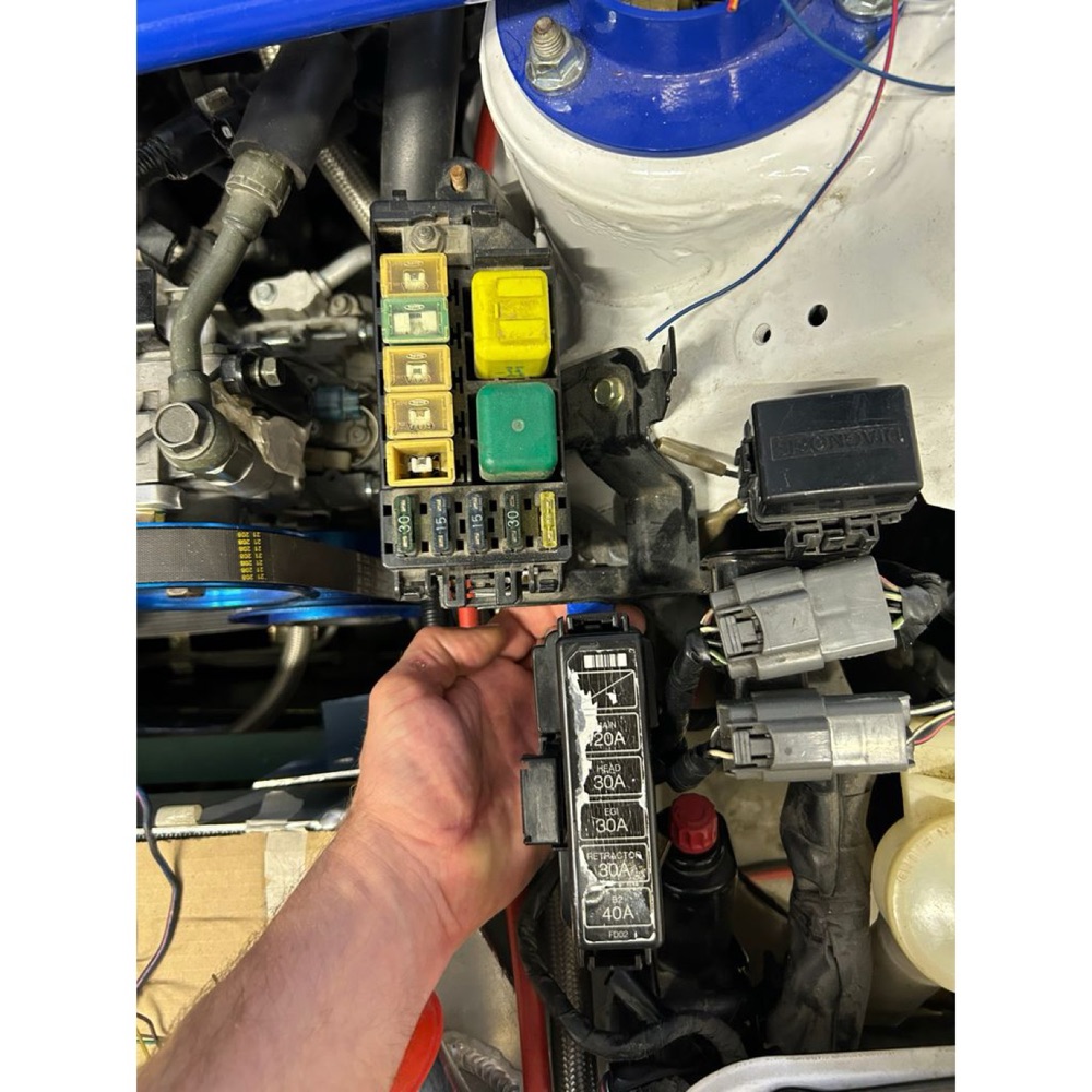Mazda RX-7 FD3S Akü Sigorta Kutusu Braketi görsel 4