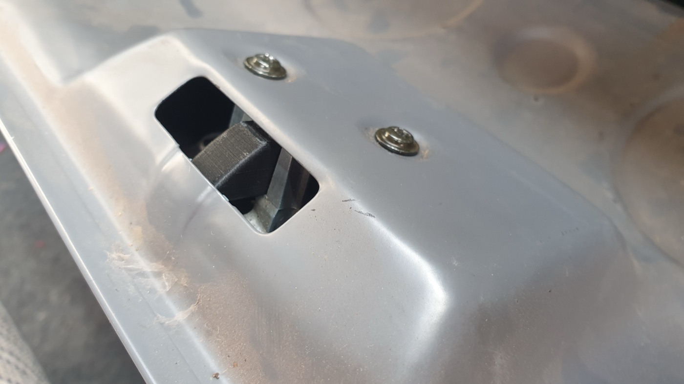 Eldiven Kutusu Kilit Barı (Toyota Land Cruiser 70) görsel 3