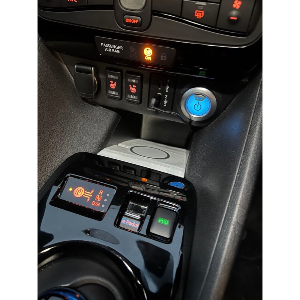Nissan Leaf ZE1 kablosuz şarj bölmesi kapağı
