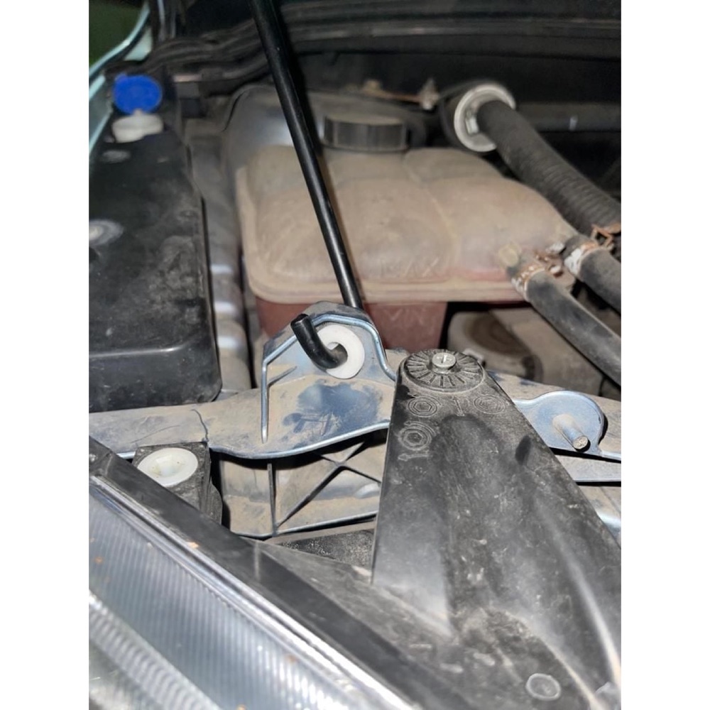 Ford Focus MK2 Kaput Çubuğu Pivot Desteği görsel 2