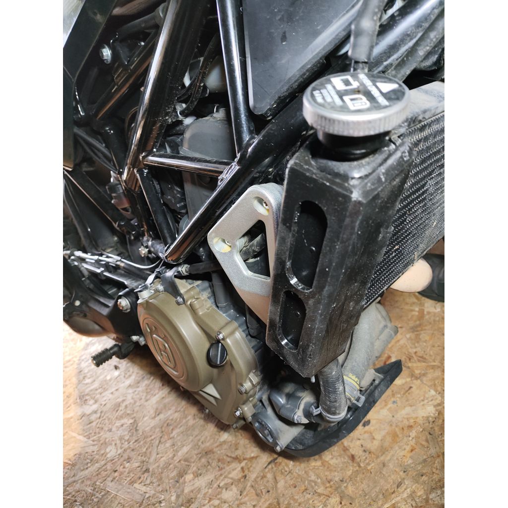 Husqvarna Svartpilen 401 Radyatör Koruması görsel 2