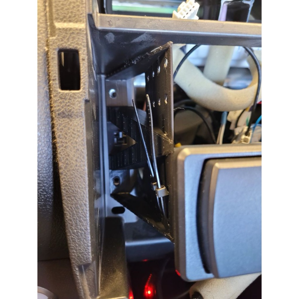 Nissan Leaf radyo montaj adaptörü görsel 2