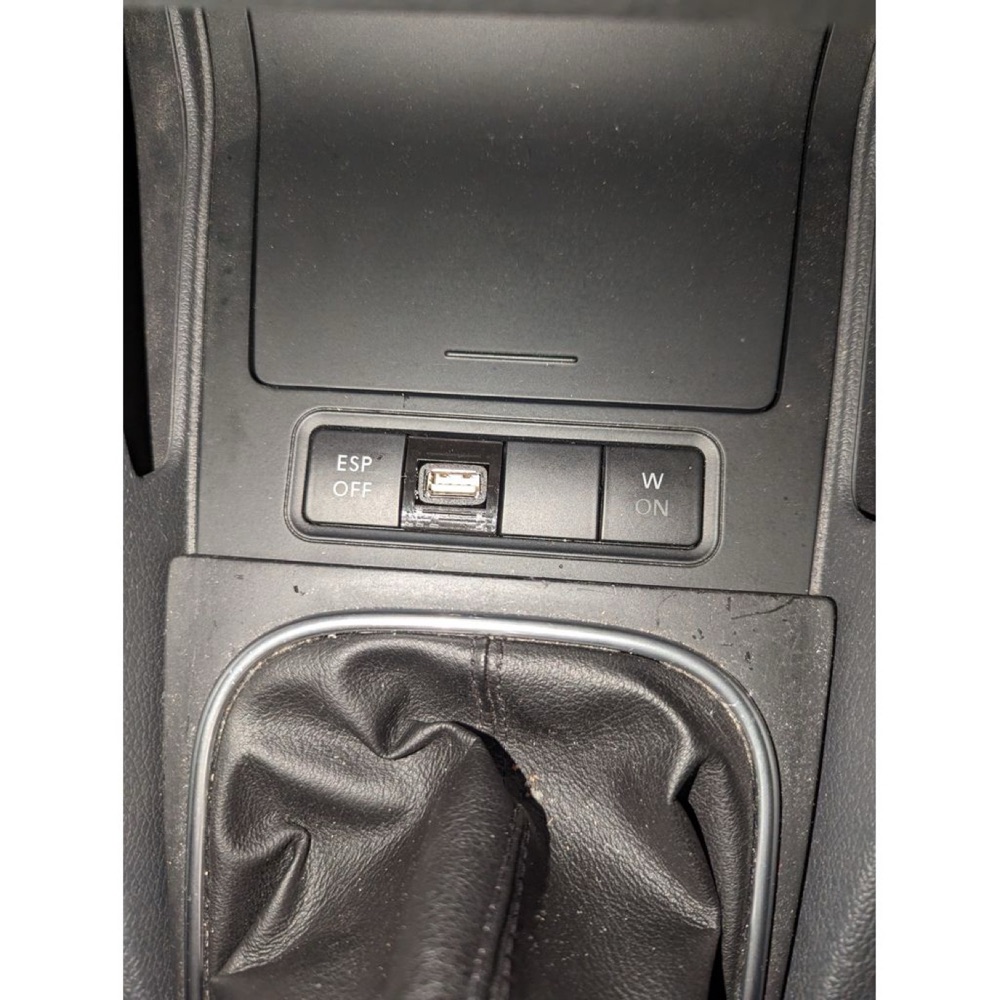 VW Golf V Orta Konsol Kapak USB