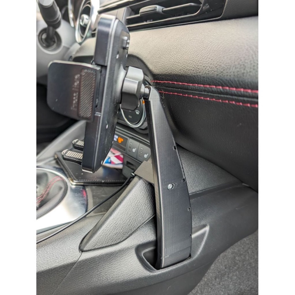 Mazda MX-5 ND Bardaklık Telefon Tutucu görsel 4
